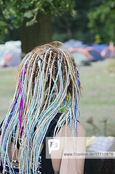 Frau mit mehrfarbigen Dreadlocks auf dem Gesundheitsfestival; Reading  Berkshire  England