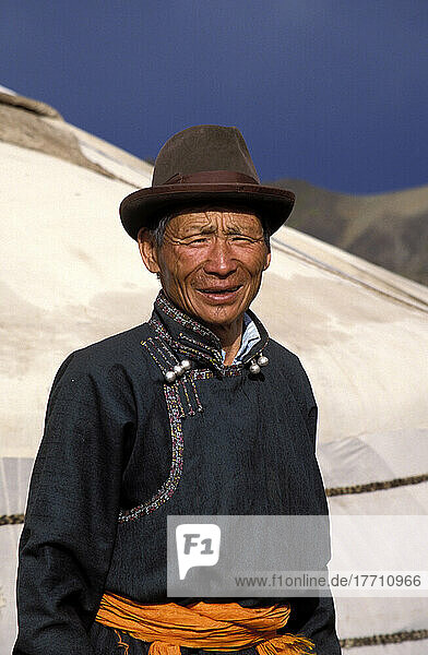Porträt eines einheimischen Mannes  der sein Zelt ausräumt  Wüste Gobi  Mongolei