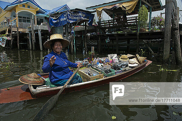Thailändische Frau in kleinem Flussboot  die Waren verkauft; Bangkok  Thailand