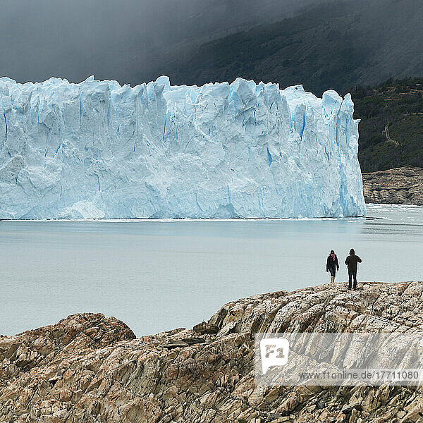 Touristen am Ufer des Lago Argentino mit Blick auf den Moreno-Gletscher  Nationalpark Los Glaciares; Provinz Santa Cruz  Argentinien