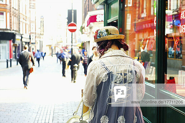 Eine stilvolle junge Frau  die in der Carnaby Street spazieren geht; London  England