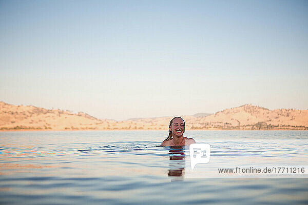 Eine Frau schwimmt im Lake Hume; Riverina  New South Wales  Australien