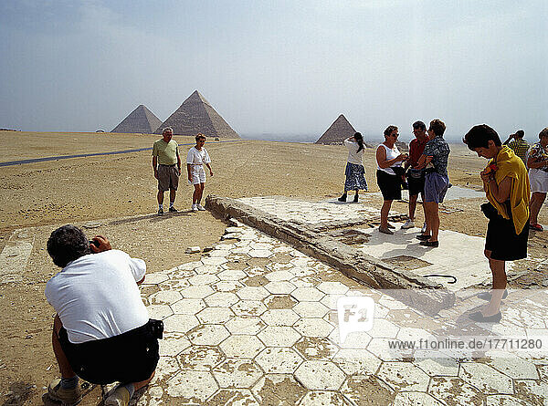 Tourist  der Bilder macht  Giza  Ägypten.