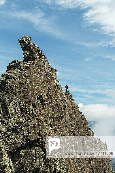 Mann  der die unzugängliche Zinne auf dem Gipfel des Sgurr Dearg besteigt; Isle Of Skye  Schottland