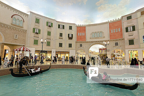 Elektrische Gondeln auf dem Kanal im Einkaufszentrum Villagio; Doha  Katar