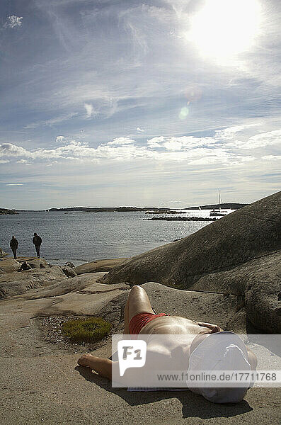 Sonnenbaden auf dem Saltholmen bei Göteborg; Schweden