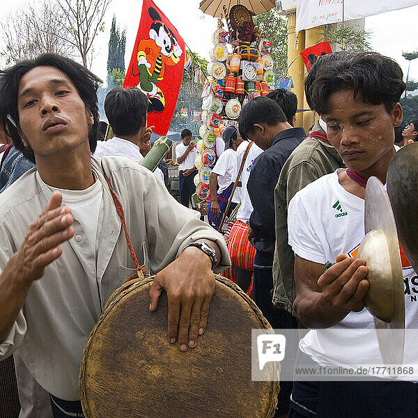 Myanmar (Birma). Südlicher Shan-Staat. Kalaw. Jährliches Fest. Dieses Fest hat sowohl einen weltlichen als auch einen religiösen Charakter. Eine riesige Prozession durch die Straßen von Kalaw endet im Haupthof des Klosters. Eine Gelegenheit für Opfergaben an die Mönche