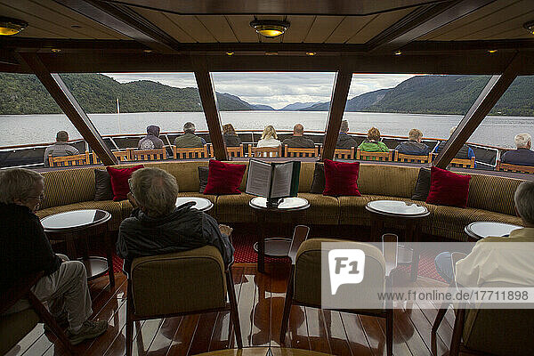 Ein Schiff fährt auf dem Loch Ness in Schottland; Schottische Highlands  Schottland