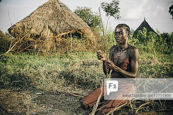Nuer-Frau beim Vorbereiten von Brennholz  in der Nähe von Gambella  Westäthiopien; Äthiopien