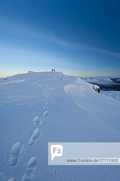 Fußspuren im Schnee auf dem Gipfel des Beinn Respiol in der Abenddämmerung  Halbinsel Ardnamurchan; Highlands  Schottland