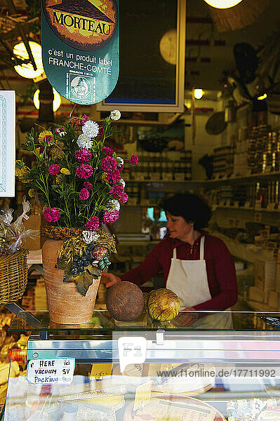 Eine Frau arbeitet hinter dem Ladentisch eines Geschäfts; Paris  Frankreich