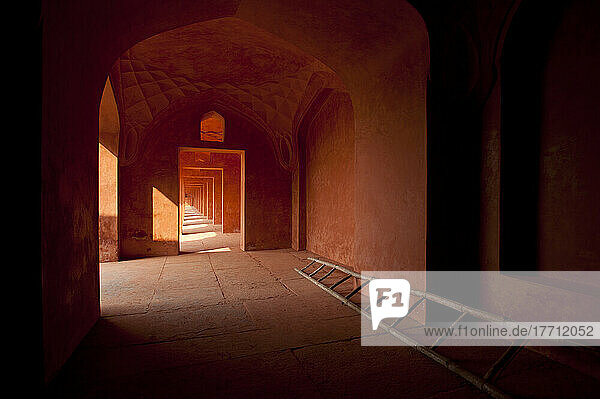 Korridor aus rotem Sandstein in Gebäuden neben dem Taj Mahal  Agra  Indien.