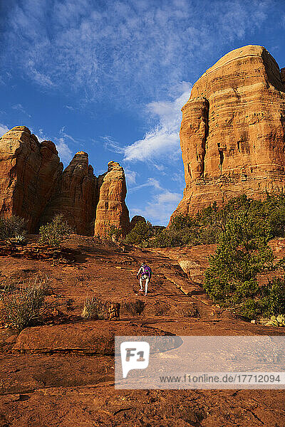 Dramatischer Blick auf rote Sandsteinformationen in Sedona mit Wanderer im Vordergrund; Sedona  Arizona  Vereinigte Staaten von Amerika