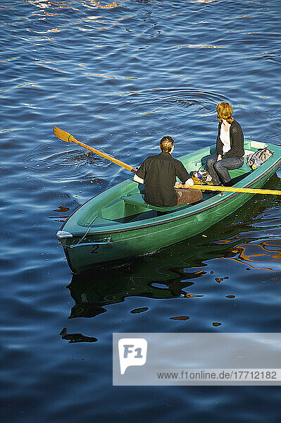 Ein Ehepaar paddelt in einem Kanu auf dem Fluss; Hamburg  Deutschland