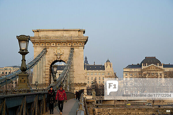 Fußgänger auf der Kettenbrücke  Budapest  Ungarn