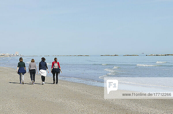 Damen  die am Meeresufer spazieren gehen; Porto San Giorgio  Marken  Italien
