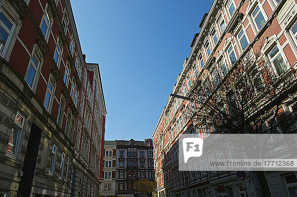 Wohngebäude und ein blauer Himmel; Hamburg  Deutschland