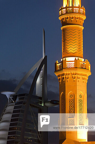 Minarett der kleinen Moschee und Burj Al Arab Hotel in der Abenddämmerung; Dubai  Vereinigte Arabische Emirate