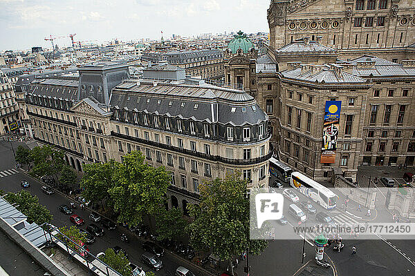 Verkehr und Fußgänger bevölkern die Straßen in der Nähe des Pariser Opernhauses  Palais Garnier; Paris  Frankreich