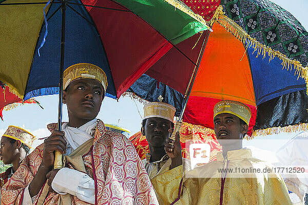 Äthiopisch-orthodoxe christliche Pilger mit bunten Regenschirmen; Lalibela  Äthiopien