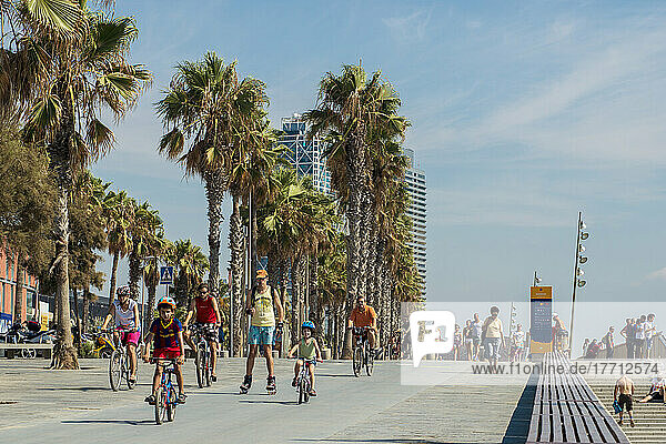 Fußgänger und Radfahrer auf der Promenade am Strand Barceloneta; Barcelona  Katalonien  Spanien