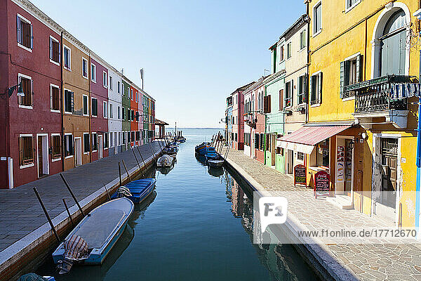 Bunte Häuser entlang eines Kanals in Burano; Venedig  Italien