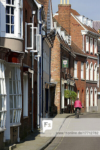 Alte Häuser entlang einer Straße; Winchester  Hampshire  England