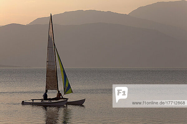 Segeln auf dem Egirdir-See bei Sonnenuntergang; Türkei