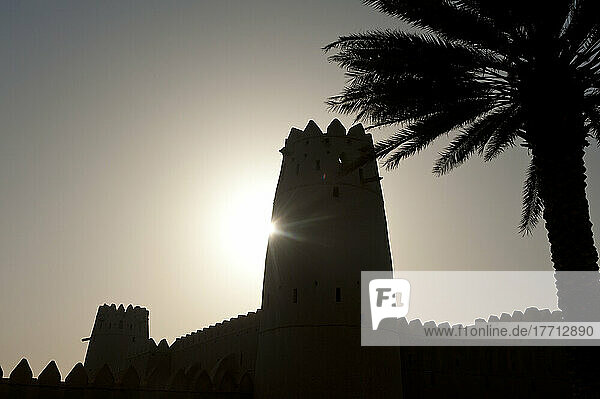 Silhouette von Al Jahili Fort; Al Ain  Vereinigte Arabische Emirate