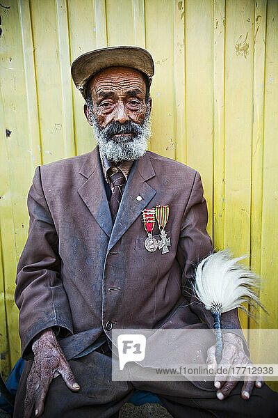 Porträt eines älteren Mannes mit Medaillen auf der Brust; Gondar  Äthiopien
