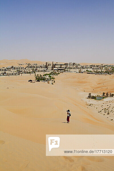 Tourist beim Spaziergang im leeren Viertel in der Liwa-Oase; Liwa-Oase  Abu Dhabi  Vereinigte Arabische Emirate