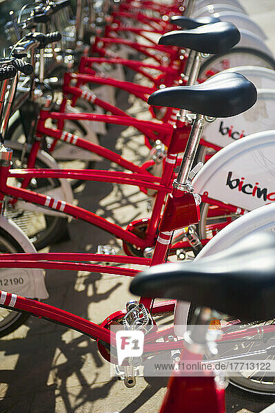 Rote Fahrräder zur Miete in einer Reihe geparkt; Barcelona  Spanien