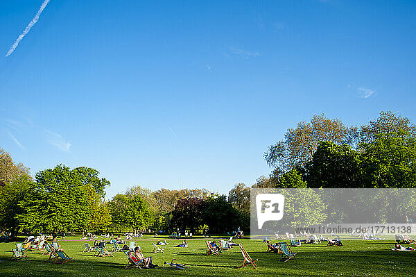 Menschen Sonnenbaden auf einem Frühlingstag in Green Park  Central London  London  Uk