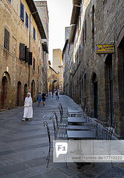 Nonne in der historischen Altstadt von San Gimignano  Italien; San Gimignano  Toskana  Italien