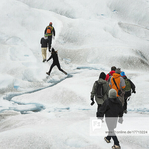 Touristen wandern auf dem Moreno-Gletscher  Nationalpark Los Glaciares; Provinz Santa Cruz  Argentinien