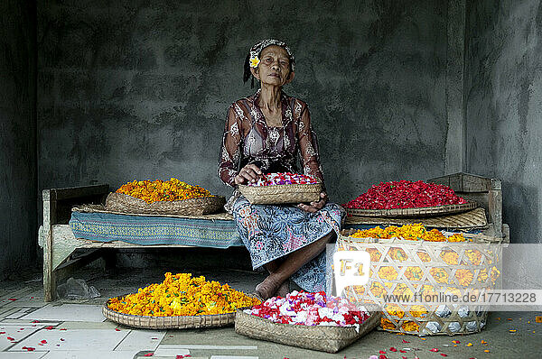 Hinduistische Frau mit Blumenopfer; Bali