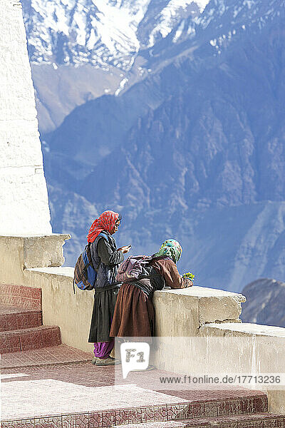 Touristen im Hemis-Kloster auf der Südseite des Indus-Tals; Ladakh  Jammu und Kaschmir  Indien