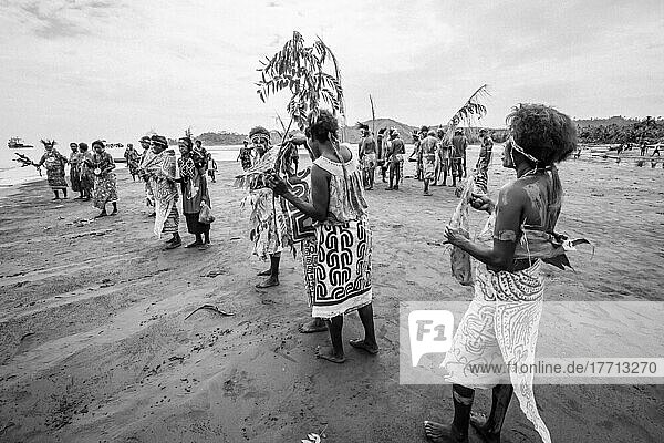 Dorffrauen in Kleidern aus Tapa-Rindenstoff bereiten sich auf die Aufführung eines traditionellen melanesischen Stammestanzes in Morobe Bay  Papua-Neuguinea  vor; Morobe Bay  Provinz Morobe  Papua-Neuguinea
