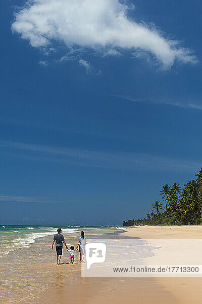 Junge Familie am Strand an der Südküste bei Unawatuna; Sri Lanka