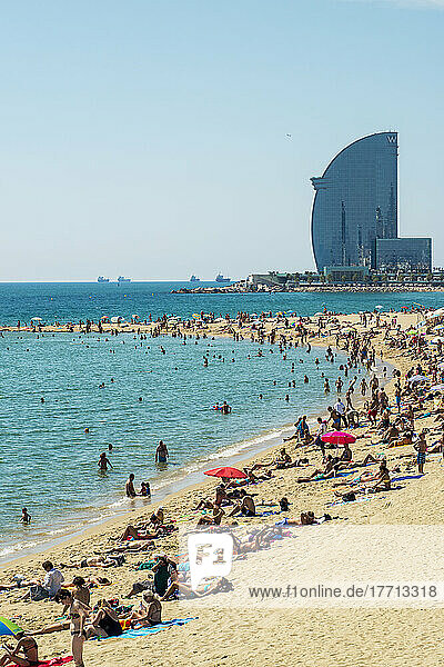 Eine Menschenmenge am Strand Barceloneta; Barcelona  Katalonien  Spanien
