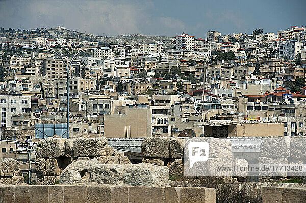 Stadtbild des modernen Jerash; Jerash  Jordanien