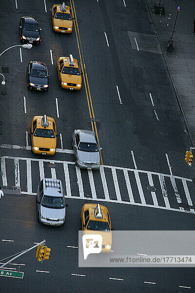 Gelbe Taxis und anderer Verkehr auf 23. und 8.  Manhattan; New York City  New York  Vereinigte Staaten von Amerika