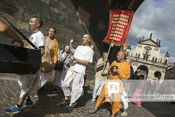Eine Gruppe von Hare Krishna singt und spielt Instrumente auf der Karlsbrücke in der Nähe der Prager Altstadt; Prag  Tschechische Republik