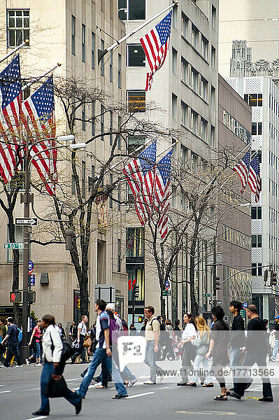 Fußgänger beim Überqueren der 5Th Avenue  Manhattan  New York  USA