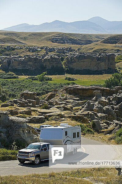 Lastwagen mit Anhänger auf einer Straße durch die Schrift auf Stein Provincial Park  Alberta