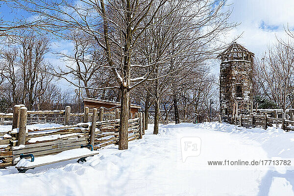 Schneebedeckter Pfad auf der Riverdale Farm; Toronto  Ontario  Kanada
