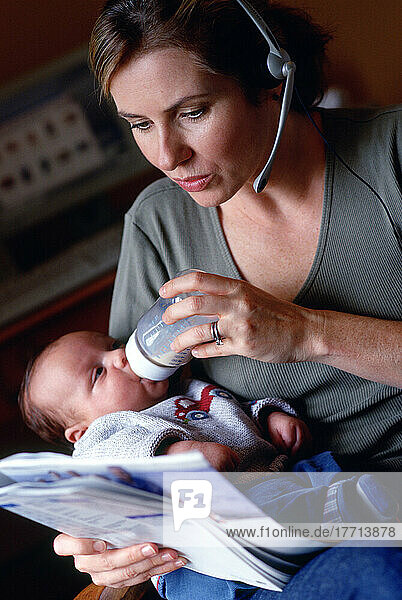 Frauen sprechen über Headset und füttern Baby