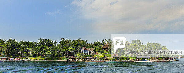 Häuser am Wasser und Docks entlang einer Inselküste in den Thousand Islands; Ontario  Kanada