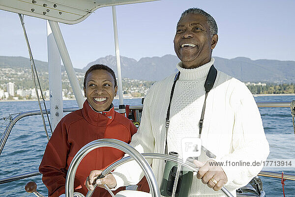Älteres Ehepaar auf ihrem Segelboot  Hafen von Vancouver  Bc