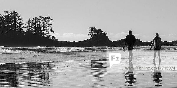 Zwei Personen beim Spaziergang am Chesterman Beach  Vancouver Island; British Columbia  Kanada